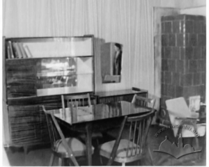 Андрій, розповідає як він розподіляв квартири, меблі та інші речі між працівниками