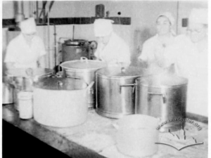 Андрій, розповідає про їдальні та медичну частину