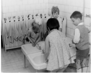 Ольга, працювала в дитсадку від заводу