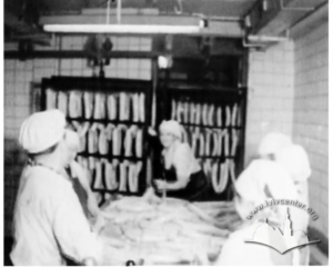 Галина, розповідає про продукти харчування, які отримували від заводу