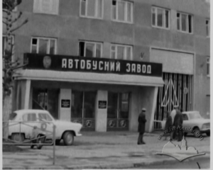 Людмила, розповідає про територію заводу