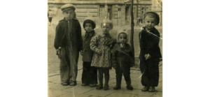 Андрій, народився в Львівській області, дитинство пройшло у Львові, на вул. Дорошенка